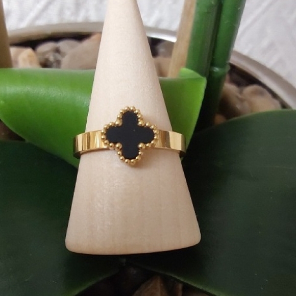 Elegant Gold and Black Clover Ring - Picture 1 of 4
